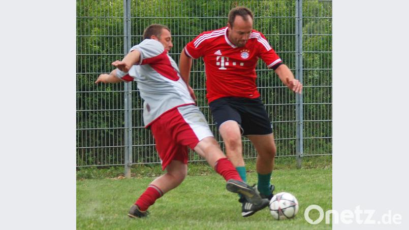 Mit vollem Körpereinsatz: Schwanzelstürzer (links) gegen Fanclubberer beim Kampf um den Ball. sön
