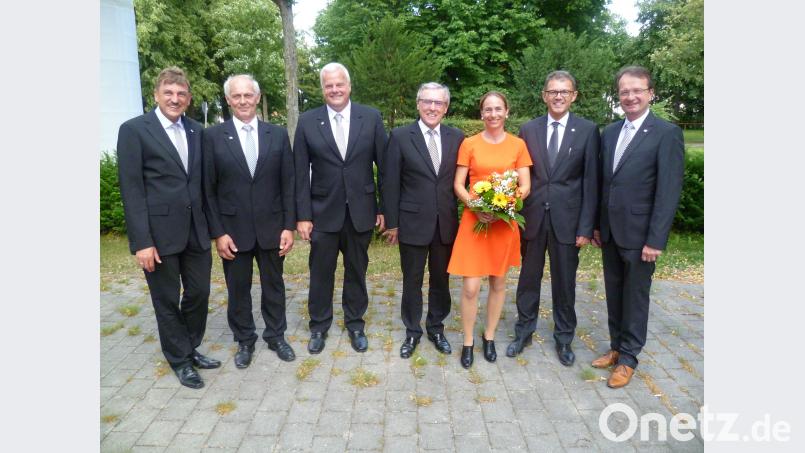 Grund zur Freude aufgrund guter Wirtschaftszahlen und einstimmiger Entlastung durch die Vertreterversammlung hatten am Ende Aufsichtsrat und Vorstand der VR-Bank eG Amberg. Von links stellvertretender Aufsichtsratsvorsitzender Georg Wittmann, die wiedergewählten Mitglieder Gerhard Gradl und Bernhard Schöppl, Aufsichtsratsvorsitzender Johann Niebler, das neue Mitglied Ulrike Pongratz und die Vorstände  Andreas Reindl und Dieter Paintner. (usc)