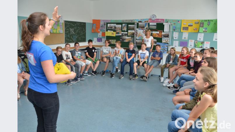 Das Franze-Mobil macht Halt an der Realschule und Sprachreferentin Karen Defour vermittelt den Schülern die französische Sprache aber auch die Lebenskultur im Nachbarland. dob