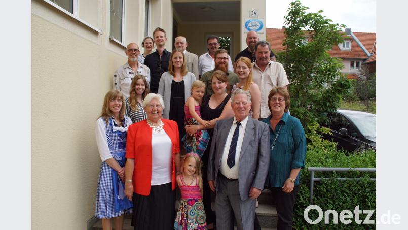 Christa und Horst Fettke mit ihren Familienangehörigen an ihren 60. Hochzeitstag. Bürgermeister Manfred Dirscherl (hintere Reihe zweiter von rechts) überbrachte die Glückwünsche der Gemeinde, Pfarrer Norbert Schlinke (daneben links) von der evangelischen Kirchengemeinde war ebenfalls unter den Festgästen. mmj