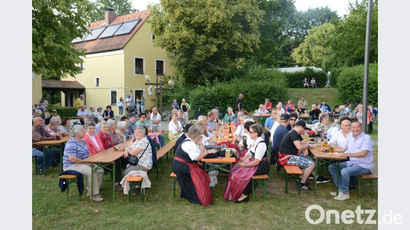 ie Besucher mit Dritten Bürgermeister Heribert Schubert (rechts) erlebten eine höchst unterhaltsamen und dank der vielen Witze eine auch recht amüsanten Abend. bey