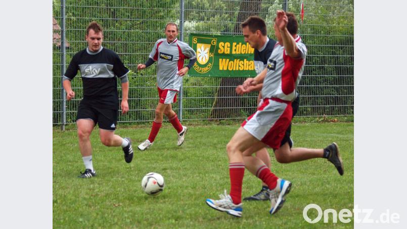 Tolle, aber faire, Duelle um den Ball zeigte die Dorfjugend (in Schwarz) gegen die Schwanzlstürzer. sön