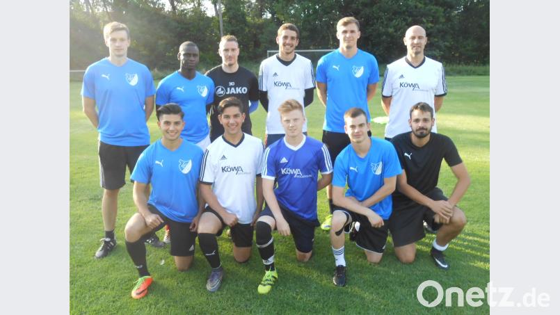 Die Neuzugänge des SC Ettmannsdorf: Sebastian Eller (stehend links) und Felix Peter (Dritter von links) zusammen mit den eigenen Nachwuchsspielern (vorne) sowie dem Trainertrio Ali Moustapha (Zweiter von links), Pawel Gorniak (Zweiter von rechts) und Cheftrainer Mario Albert (rechts). aho