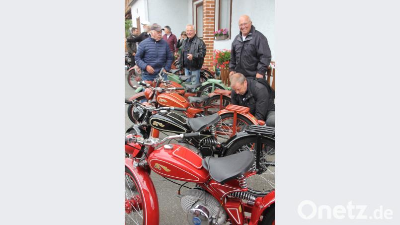 Fachsimpeln und staunen war angesagt. Zwar haben einige der "Immen" schon fast 70 Jahre „auf den Kolben“, sehen aber durch liebevolle Pflege fabrikneu aus. frd