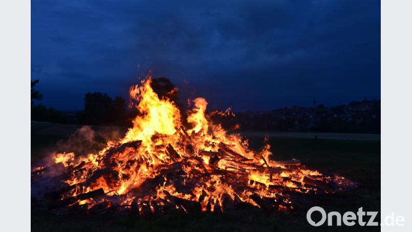 Etwas kleiner als normalerweise üblich lodern heuer die Flammen des Johannisfeuers der Altenstadter Wehrleute Am Bahndamm in den Abendhimmel. Das lange Unentschieden der deutschen Mannschaft lähmt selbst die Besucher, die nur spärlich den Weg zum Feuer fanden. dob