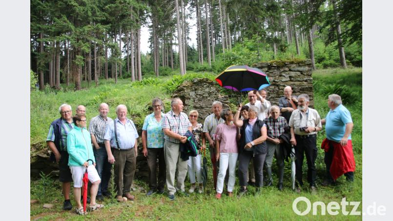 Die Mitglieder des Stammtisches der &quot;Wetterfesten&quot; stellen sich bei den Grundmauern des Tillenschutzhauses zum Erinnerungsfoto auf. hrö