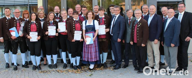 Für langjährige Mitgliedschaft in der Stadtkapelle sind zahlreiche Musiker (mit Urkunden) durch Ehrengäste, Repräsentanten des Nordbayerischen Musikbundes und Vertreter der Kapelle ausgezeichnet worden. sns