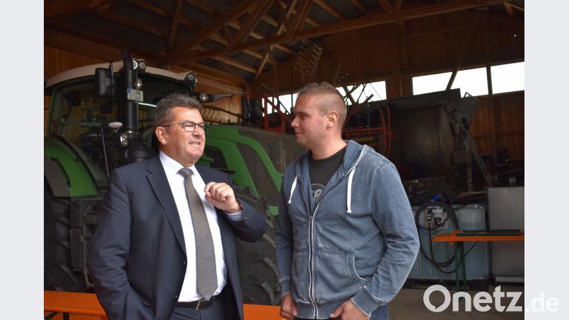 Wirtschafts- und Energieminister Franz Josef Pschierer (links) besucht den Bauernhof der Familie Eckert in Laub bei Mähring. Landwirt Marco Eckert spricht mit ihm über seine Anliegen und Sorgen. lue