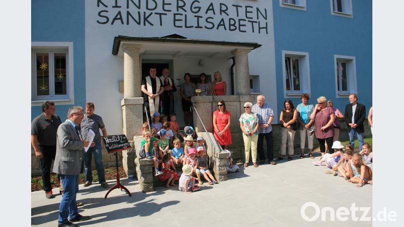 Gesegnet wurden die Straße und der Platz von Pfarrer Maximilian Roeb und Pfarrer Martin Schlenk (an der Treppe von links). Roeb sprach in seiner Ansprache von Wegen, die man gehen müsse. wro