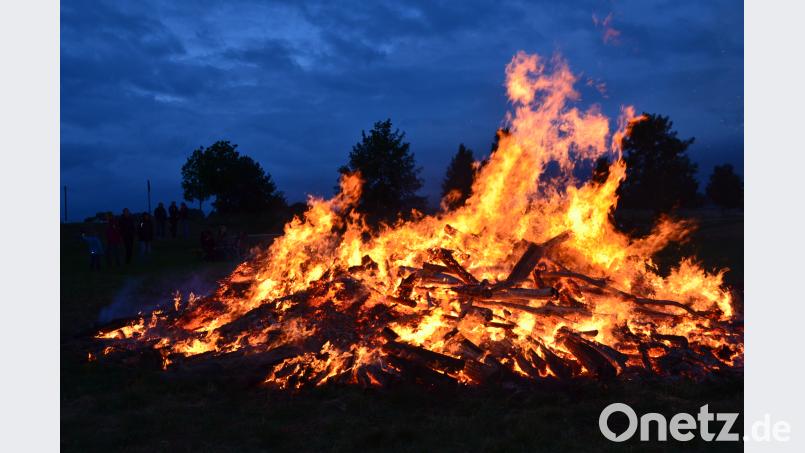Etwas kleiner als normalerweise üblich lodern heuer die Flammen des Johannisfeuers der Altenstadter Wehrleute Am Bahndamm in den Abendhimmel. Das lange Unentschieden der deutschen Mannschaft lähmt selbst die Besucher, die nur spärlich den Weg zum Feuer fanden. dob