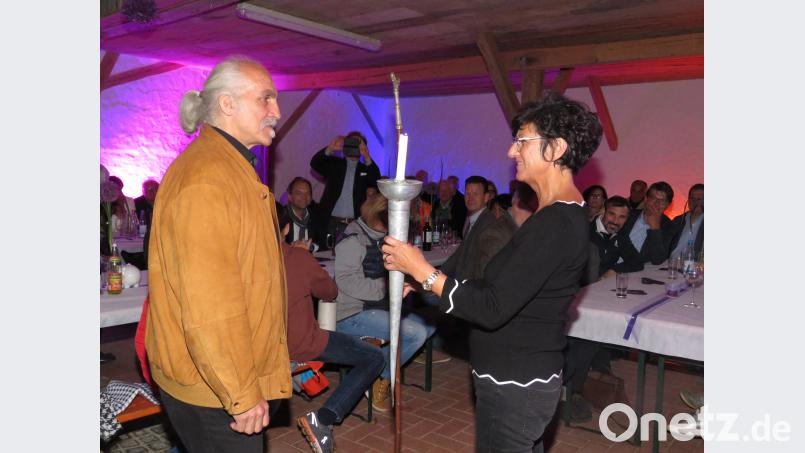 Stab und Kerze sind Rituale, die in Äthiopien den Familienvater charakterisieren. Der Rotary Club Stiftland hat diese Gestik übernommen. Uschi Huber hatte die Aufgabe, beide Insignien an Jeff Beer zu überreichen. ubb