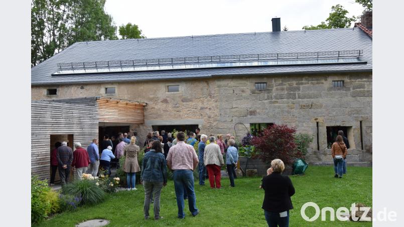 Die Anbauten in Holzbauweise an die Gemäuer der beiden Scheunen werden besonders vom Blick aus dem Garten auf das Anwesen deutlich. mde
