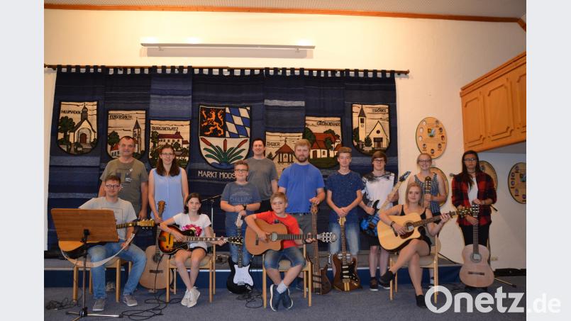 Die Gitarristenklasse von Christian Nesner der Musikschule Moosbach zeigte ihr Können auf verschiedenen Gitarren. Dabei geht es sehr rockig und popig zu. gi