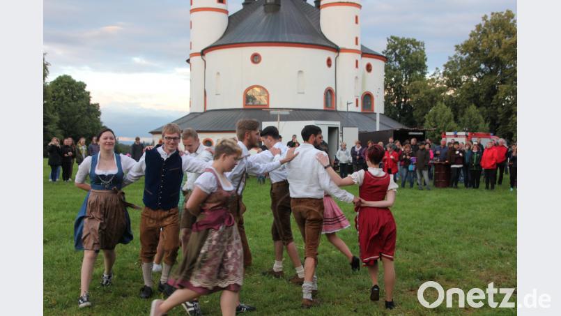 Fünf Tanzpärchen der KLJB Münchenreuth zeigte Volkstänze, dier sie im Vorfeld einstudiert hatten. kro