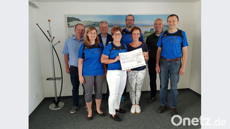 Jürgen Rieger, Andrea Dirschwigl, Thomas Hanauer, Martina Richthammer-Luber, Matthias Frankerl, Martina Lingl, Uli Deml, Helmut Schönberger (von links nach rechts) zeigt das Bild bei der Spendenübergabe. Bild: exb