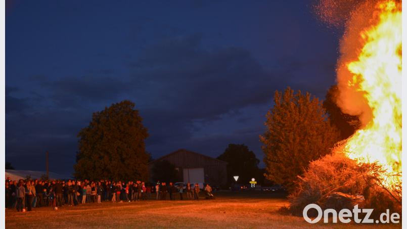 Viele Besucher ließen sich das Feuerspektakel in Diepoltshof nicht entgehen. Bild: eya