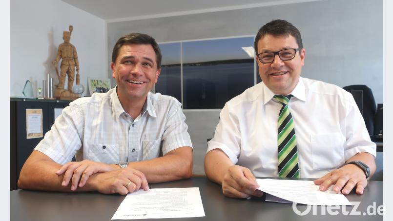 Bürgermeister Thomas Falter (rechts) und Bauamtsleiter Uwe Knutzen (links) entwarfen einen Fragebogen zur Nutzung des geplanten Multifunktionsgebäudes, der in der nächsten Woche an Vereine, Betriebe und Gastronomen hinausgeht. Hirsch