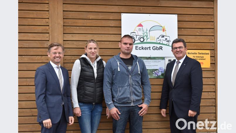 CSU-Kreisvorsitzender Tobias Reiß (links) nimmt Wirtschafts- und Energieminister Franz Josef Pschierer mit auf den Hof der Familie Eckert (Mitte). lue