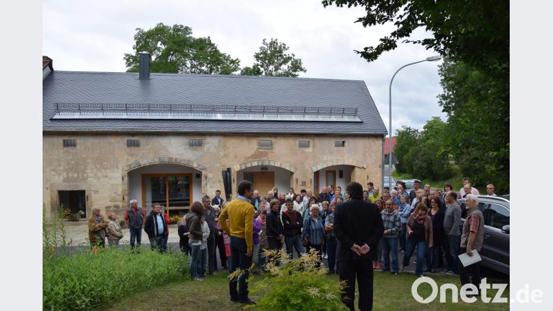 Rund 60 Interessierte hörten den Rednern bei der Besichtigung um das Haus in der Schulstraße 38 zu. mde