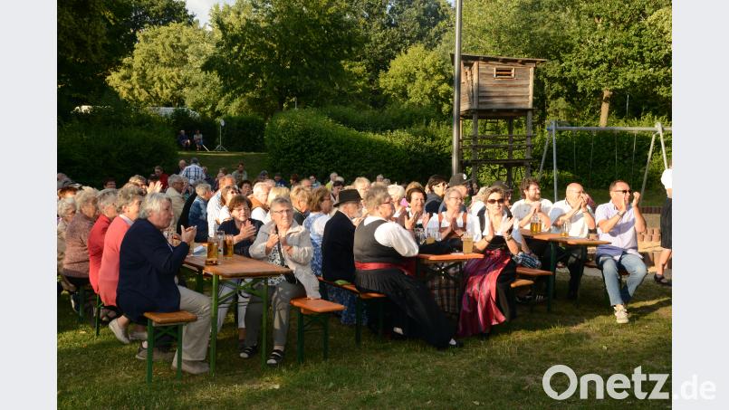 Die Besucher mit Neustadts Dritten Bürgermeister Heribert Schubert (rechts) geizten bei den Auftritten nicht mit Beifall. bey