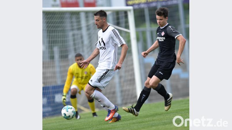 Benjamin Werner (links) erzielte beim Sieg der SpVgg SV Weiden gegen den TB 03 Roding den Treffer zum 3:1-Endstand. Alfred Schwarzmeier [AF] (alfred.schwarzmeier@oberpfalzmedien.de)