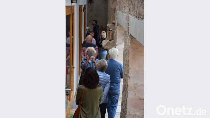 Erstaunlich, welches Flair die Loggia zwischen dem alten Gemäuer und dem neuen Wohnhaus bietet. mde