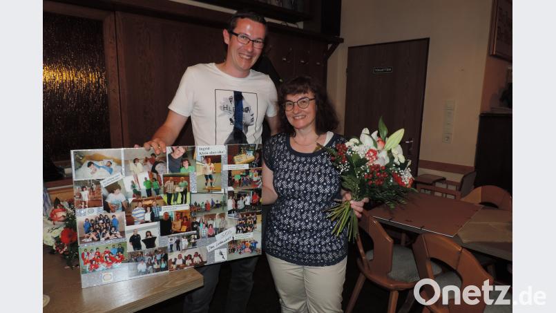 Der künftige Spartenleiter Martin Schötz übergab Ingrid Renner neben einem Blumenstrauß auch eine Collage mit Fotos aus den vergangenen Jahren ihrer Amtszeit bzw. aktiven Zeit als Spielerin beim ASV Schwend. Herbert Hubner und Ursl Melzer würdigten zuvor das Wirken der scheidenden Spartenleiter Ingrid Renner und Norbert Nagelschmidt (Anm.: aus gesundheitlichen Gründen nicht anwesend) in einer Laudatio. exb