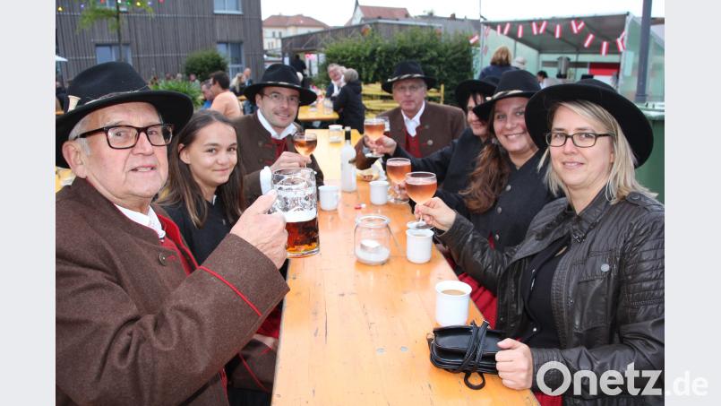 Ein Prosit der Gemütlichkeit, mit Wein und Bier. kro
