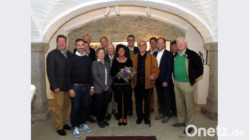 Im neu eröffneten Atelier von Jeff Beer stellten sich die Rotary-Vorstandschaft am Ende des öffentlichen Teils der Veranstaltung zu einem Erinnerungsfoto: (vorne v. li.) Alfred Lauterbach, Thomas Franz , Dr. Elvira Leonhardt-Heinrich, Uschi Huber, Jeff Beer, Hans-Jörg Schön und der Gründervater Dr. Wolfgang Ries (hinten v. li.): Richard Pappenberger, Wolfgang Gropengiesser, Dr. Bertold von Lindenfels, Klaus Kupke, Christian Schönberger,Peter Andritzky und Hubert Rustler ubb