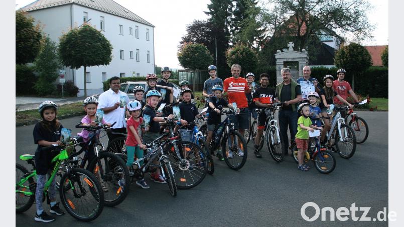Die Steinwald-Allianz, Bürgermeister Wolfgang Braun und Pfarrer Joseph (halbrechts) laden zusammen mit den Ministranten zur Radwallfahrt nach Fuchsmühl, bzw. zum Gottesdienst in die Wallfahrtskirche ein. Die Schirmherrschaft hat Gerd Schönfelder  (rotes T-Shirt) wieder übernommen. wro