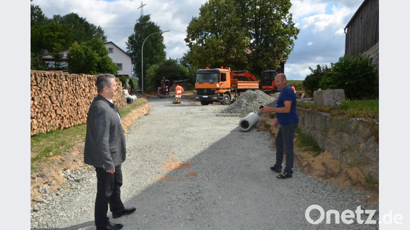 Die Stadt verschönt in Lämersdorf die Durchfahrtsstraße und den Dorfplatz. Bürgermeister Andreas Wutzlhofer (links) und Außendienstleiter Karl Frey sind über den Fortschritt des städtischen Arbeitertrupps zufrieden. dob