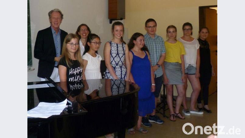 Oberstudiendirektor Johannes Werner und Musiklehrerin Stefanie Jehl (hinten, von links) dankten den jungen Musikern. tie
