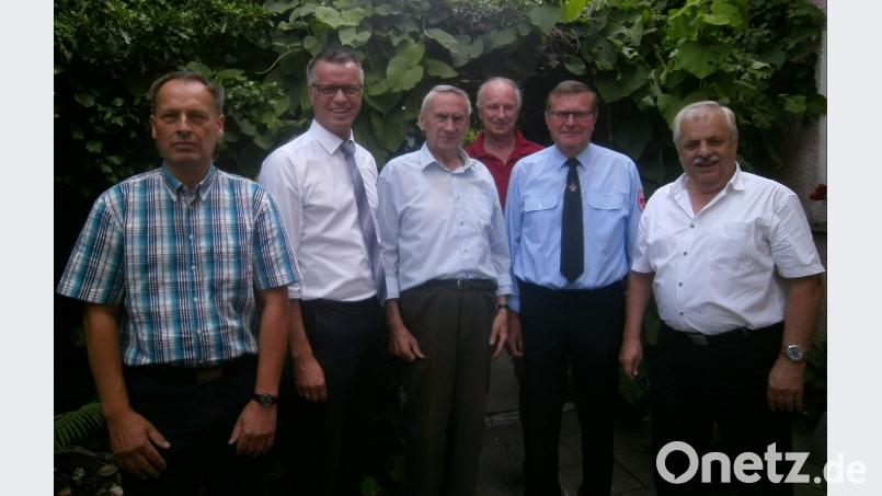 Zum 75. Geburtstag von Kolping-Urgestein Walter Widder stellte sich eine große Gratulantenschar ein (von links): Lothar Meier (Kolping), Bürgermeister Hermann Falk, Walter Widder, Robert Dotzler (TTC Kolping), Willi Erras (Freiwillige Feuerwehr) und Paul Münster (Ehrenvorsitzender des Tischtennis-Bezirksverbandes). u