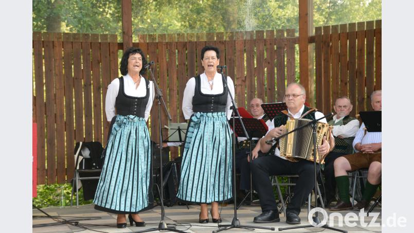 Die „Zupfer-Moidln“ stellten das Programm zusammen, moderierten und sangen mit Begleitung von Gerhard. bey