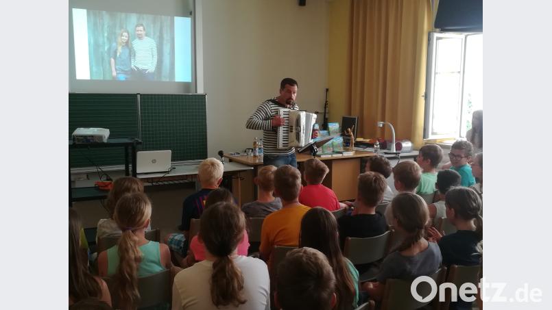 Autor Steinleitner begleitete das Lied vom „Honigdieb“, dessen Refrain alle Kinder lautstark mitsangen, selbst auf dem Akkordeon. HMP