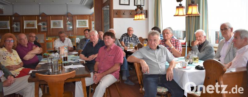 DAGA-Mitglieder hören den Berichten bei der Jahreshauptversammlung zu. rgr