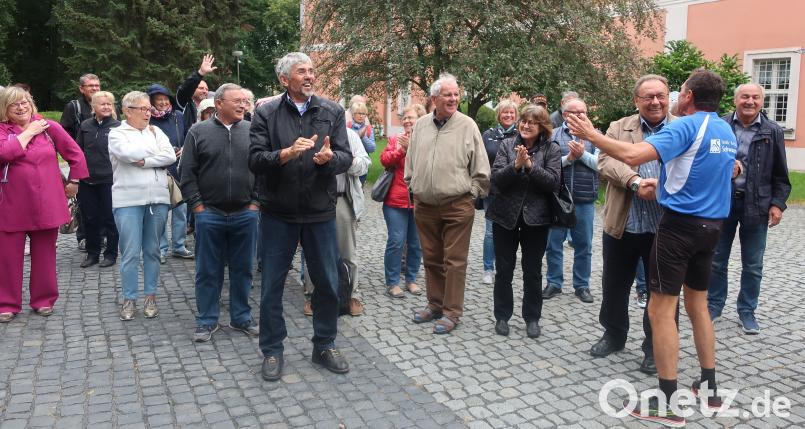 Komitee-Vorsitzender Ernst Schober und die Schwandorfer Reisegruppe  begrüßten Gerhard Ubl, der mit zwei weiteren Athleten am Stadtlauf in Sokolov teilnahm. Eine 53-köpfige Delegation besuchte am Samstag die tschechische Partnerstadt.       Bilder: Hirsch(2) Hirsch (RHI), Rudolf [RHI] (RUDOLF.HIRSCH@T-ONLINE.DE)