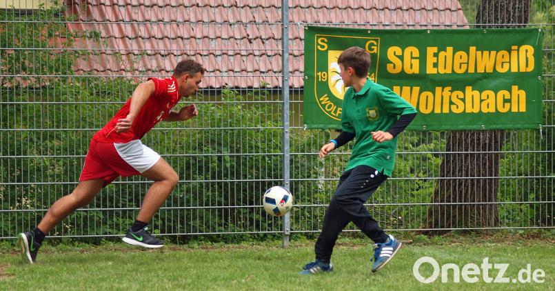 Vollen Einsatz zeigten die Fanclubberer gegen die Schützenmannschaft (in Grün). sön