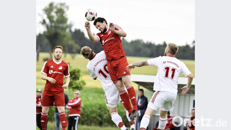 Spielszene aus der Partie SV Inter Bergsteig Amberg (rot) gegen den SV Sorghof. Ziegler