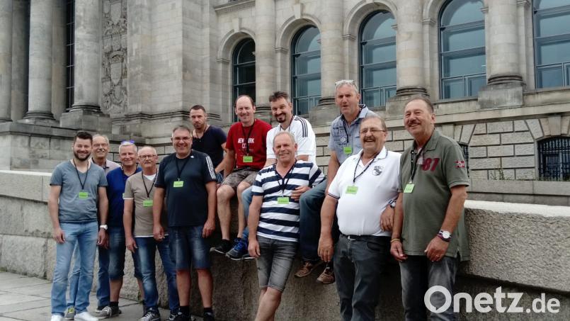 Die Altherren-Fußballer der SpVgg Neustadt am Kulm in Berlin. Ein Besuch des Reichstagsgebäudes ist dabei natürlich Pflicht. alr