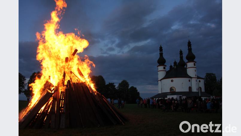 Die Kappl „brennt“, das Johannisfeuer vor der eindrucksvollen Kulisse der Dreifaltigkeitskirche. kro