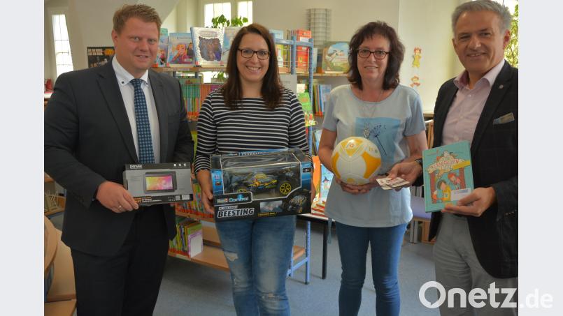 Gewerbefördervereins-Vorsitzender Stefan Grillmeier, Projektleiterin Sandra Schug, Stadtbüchereileiterin Viola Rieß und Bürgermeister Roland Grillmeier (von links) stellen den Sommerferien-Leseclub vor. jr