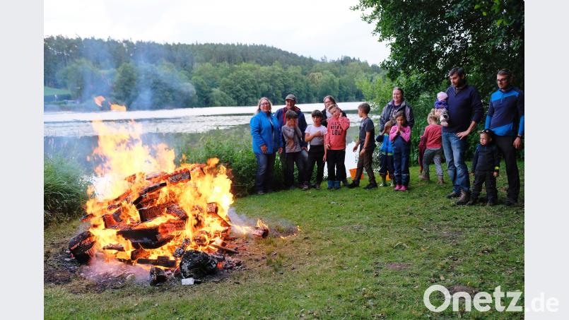 Selbst ein bescheidenes Johannisfeuer lockt die Besucher. Erst recht, wenn der Standort an der Pfadfinderhütte am Rußweiher für Romantik pur sorgt. do