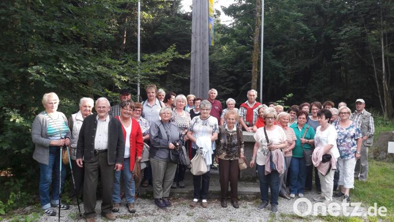 Eine gut gelaunte Reisegruppe des FGV Neusorg stellt sich unterhalb des Kösseingipfels am Kreuz gegenüber der Bergwachthütte zu einem Erinnerungsfoto auf. öt