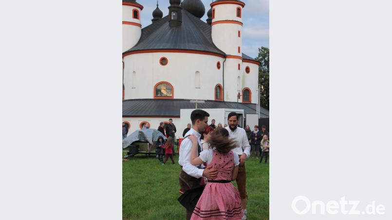 Fünf Tanzpärchen der KLJB Münchenreuth zeigte Volkstänze, dier sie im Vorfeld einstudiert hatten. kro
