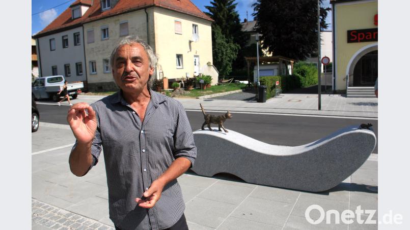 Künstler Erwin Otte war in die künstlerische Gestaltung des Kindergarten-Vorplatzes mit eingebunden. „Die Kinder werden die Tiere in ihr Herz schließen“, freute sich der Reuther über das fertige Ensemble am Kindergarten „Sankt Elisabeth“. wro