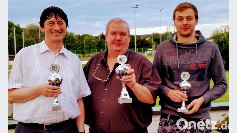 Der neue Stadtmeister Gerald Rösch (Mitte) mit dem Zweitplatzierten Wolfgang Reindl (links) und dem Dritten Lukas Pilhöfer. ecu