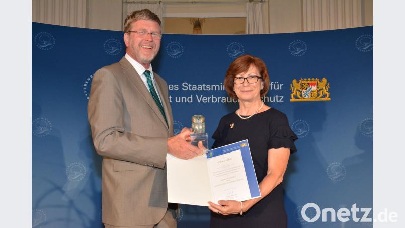 Umweltminister Marcel Huber übergibt die Auszeichnung an Martina Nimmerrichter. Bayerisches Umweltministerium
