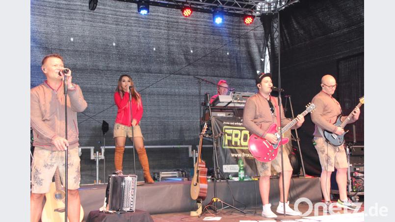 Die Party- und Powerband „Frontal“ heizte mit Austriapop mächtig ein. kro
