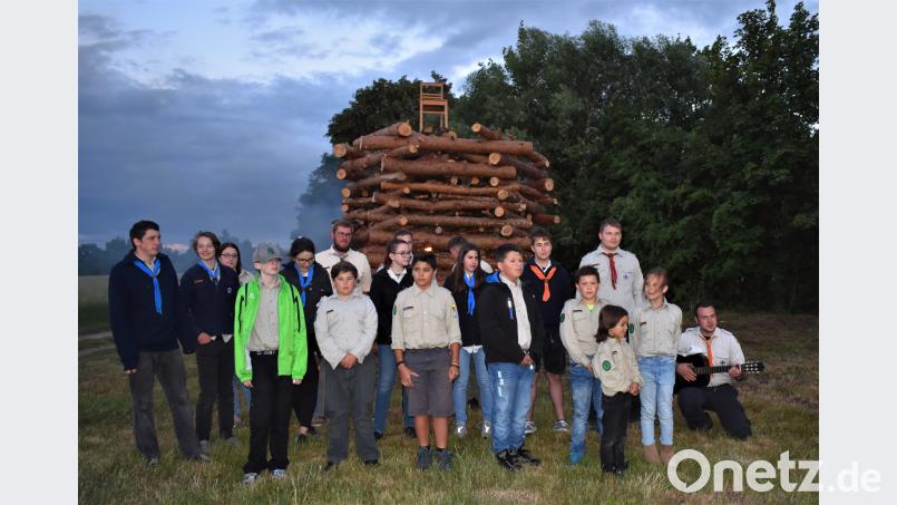 Die Pfadfinder sangen: Und das Feuer, es brennt. rgr